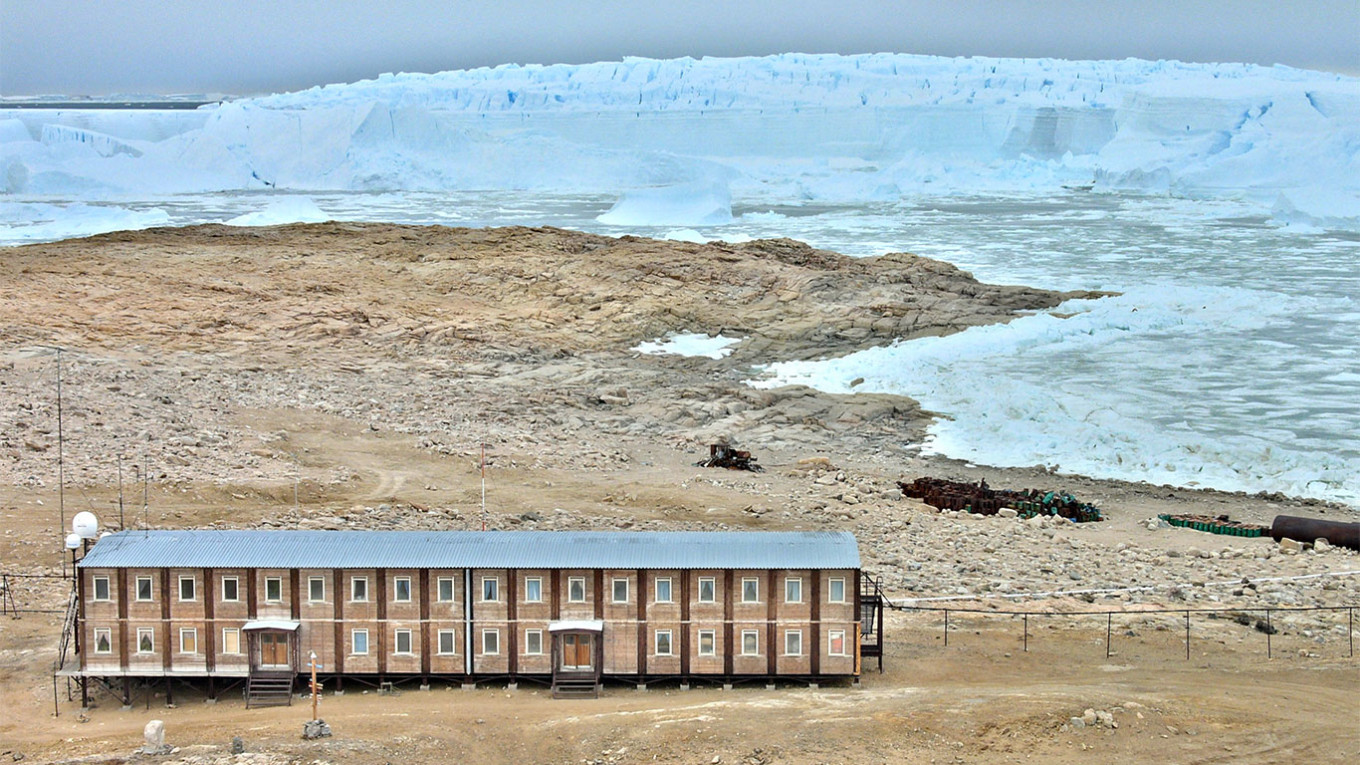 Russia's Progress station in East Antarctica. Hannes Grobe / Alfred Wegener Institute (CC BY-SA 2.5)
